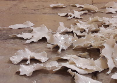 Détail - Feuilles en porcelaine (biscuit et porcelaine émaillée)